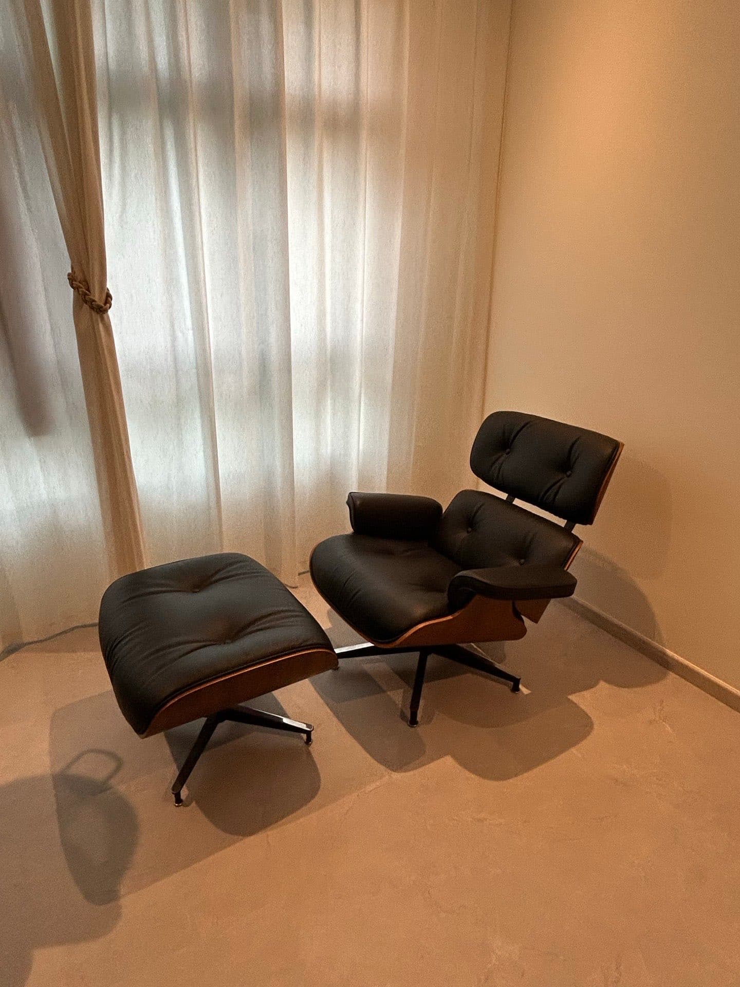 Eames lounge delivered and set up in the customer's home (2)